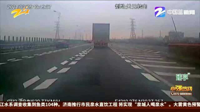 货车备胎掉落 砸中大客车