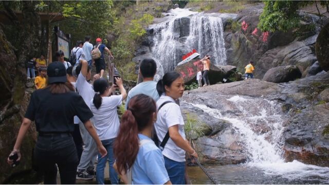 带你走进五一当天的高州仙人洞景区,人山人海,人气爆棚