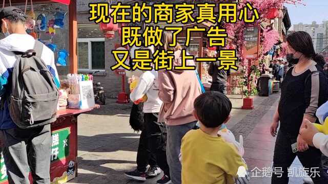 太原食品街——广告大熊猫 憨态可人