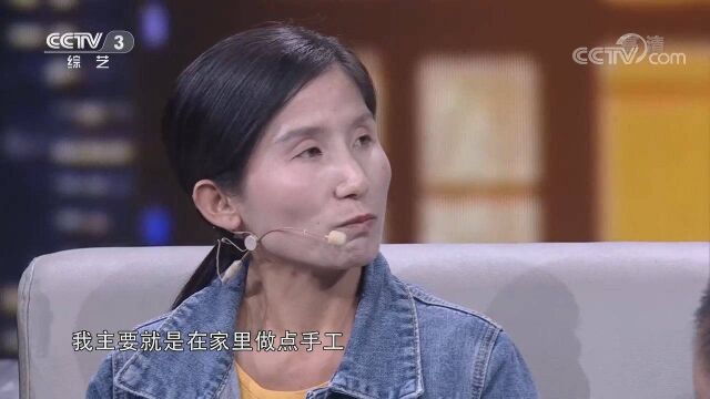 视频感人!爬行妈妈身世坎坷,双手擎起四口之家