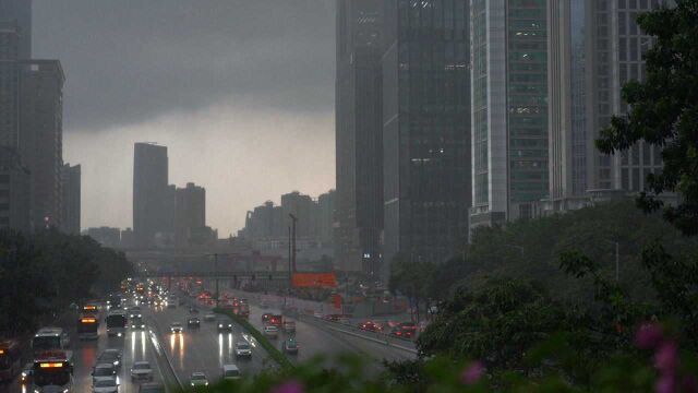 泼水式降雨!广州多区暴雨预警升级