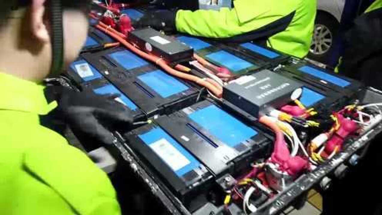 北汽新能源动力电池包如何拆卸？电池模组干货讲解—电动汽车维修_腾讯视频
