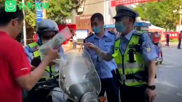 湖北襄阳一考生忘带准考证 民警变身“快递小哥”火速“送单”