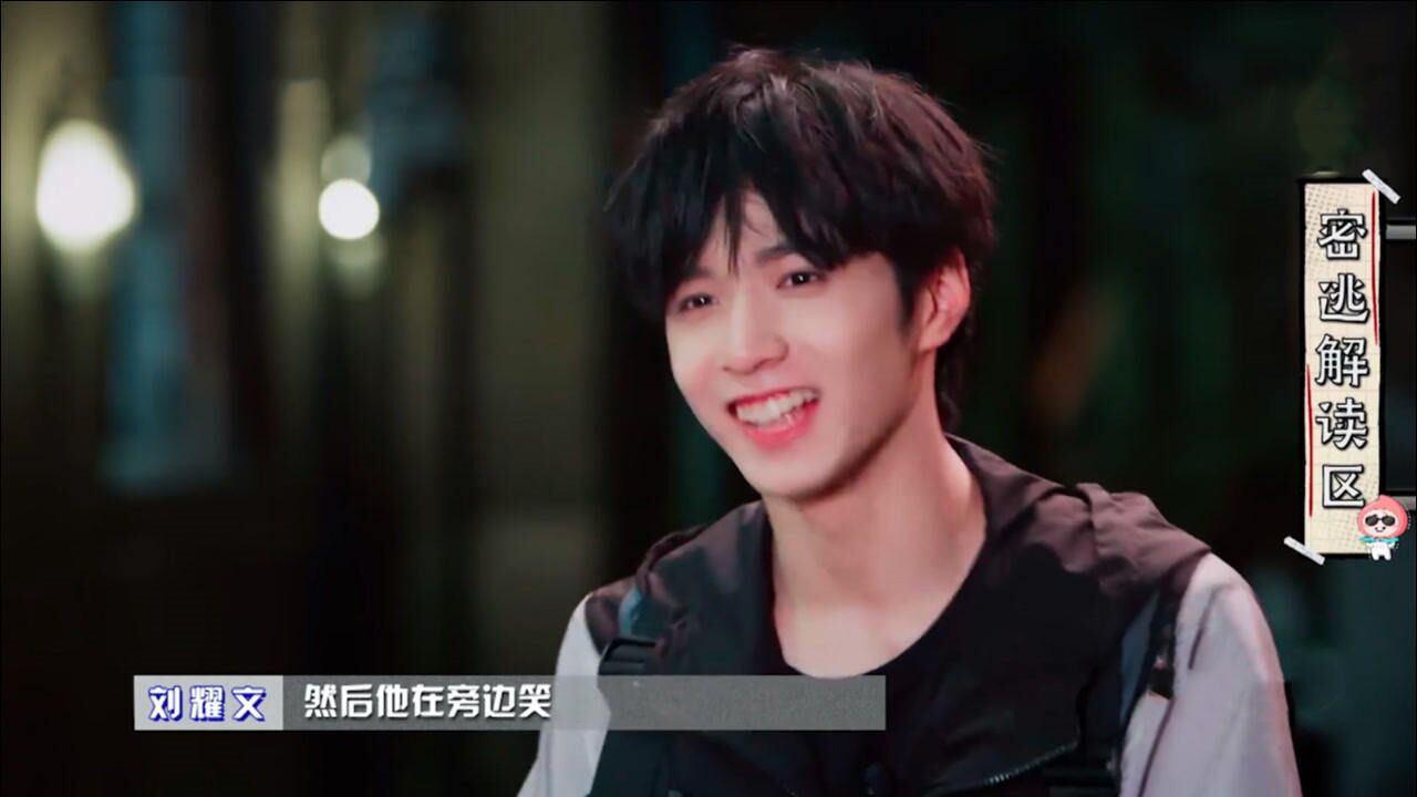 刘耀文坐在车里看见丧尸张国伟追车竟还hi缺心眼吧
