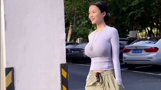 给大家介绍一位非常丰满的卖男装的老板娘