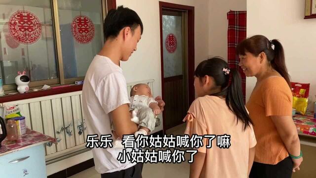 蛋蛋第一次学抱小乐乐,心情激动又紧张,婷婷担负起教学的重任