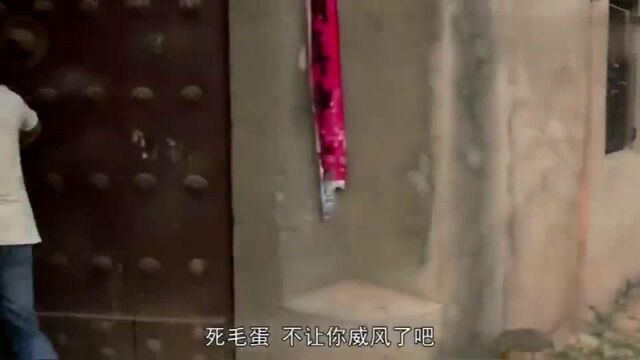 村里:寡妇痛的直打滚,哪知傻子抱她就往医院赶,结果傻子乐坏