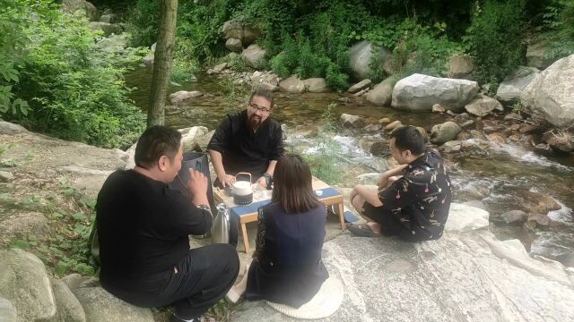 清居在秦岭终南山,山上隐士道医来访,用海拔1000米的山泉水泡茶,在河边喝茶聊天谈玄论道