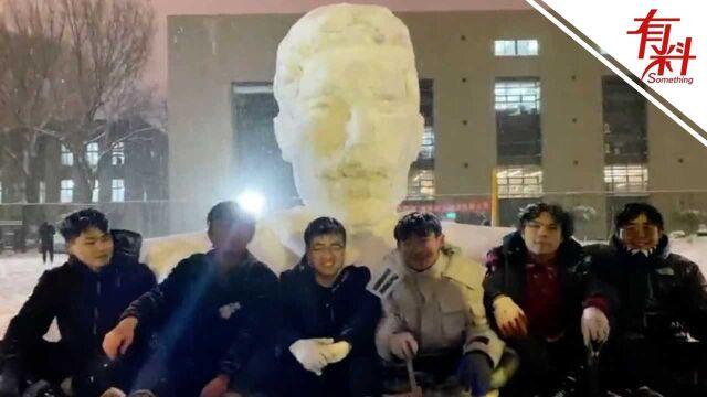 美院学生耗时三小时用积雪雕刻鲁迅头像 逼真程度让网友惊叹:不愧是专业选手