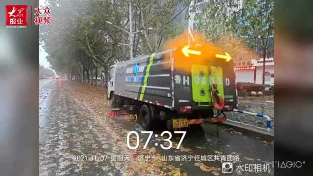 点赞!济宁城区环卫职工全员上岗冒雨扫落叶