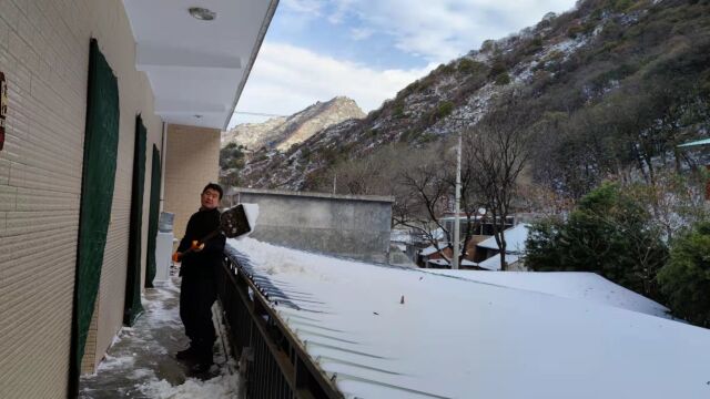 西安下雪了,秦岭终南山第5场雪来了,小院变成了冰雪世界,起床赶紧扫雪铲雪