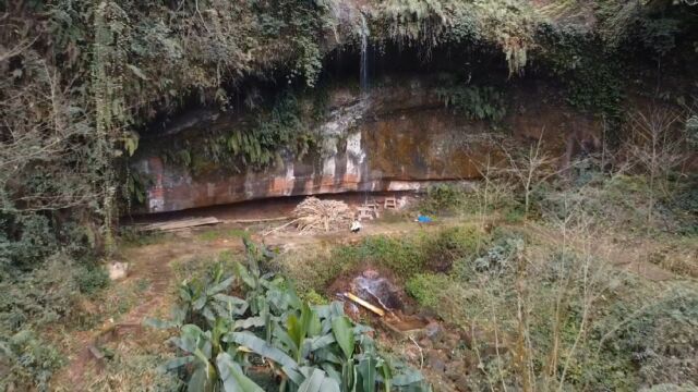 重庆江津爱情天梯,两位老人最早上山居住的地方是在这个崖壁下面,还带着几个孩子