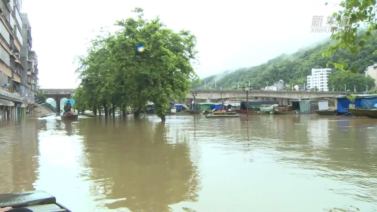 广东封开:县城街道遭受水浸