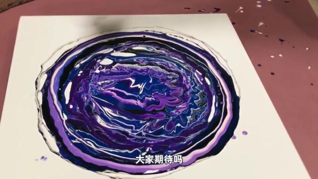 女子脑洞真大,随意搭配颜色泼墨成画,成品太惊艳