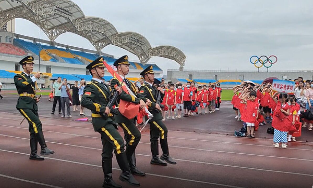 邵阳:国旗下成长!300余名红网小记者争做爱国好少年