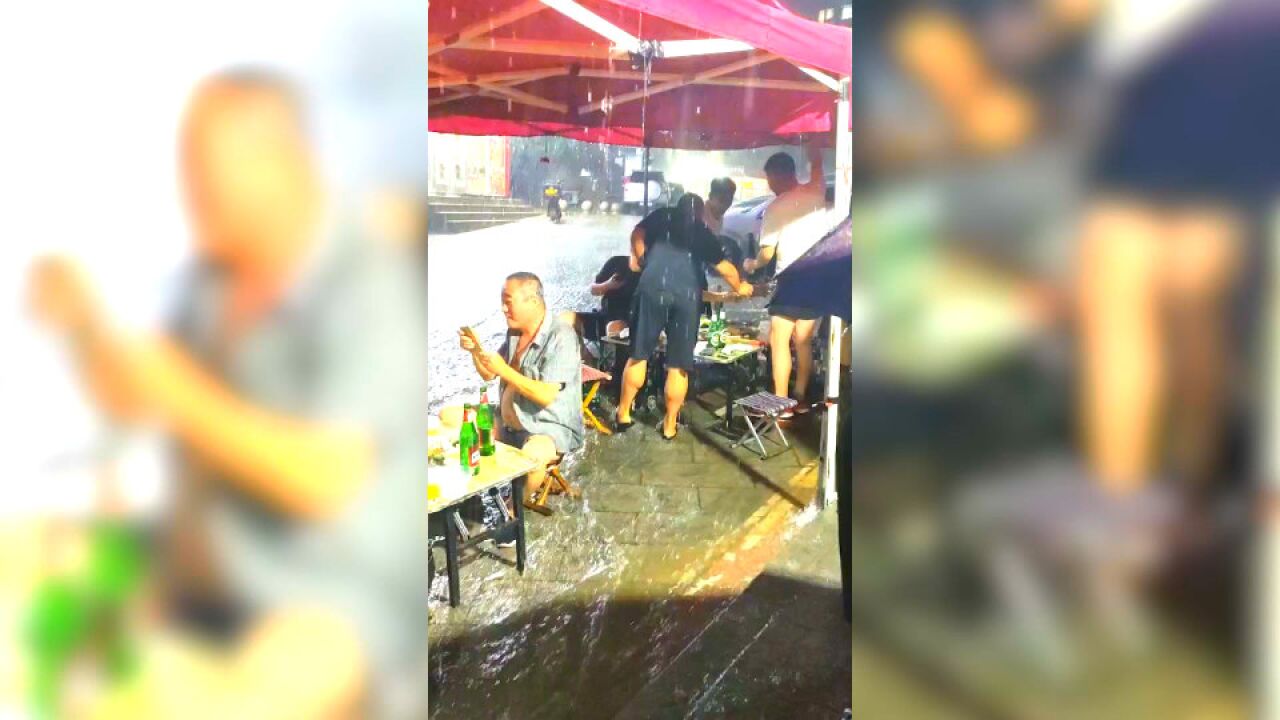 突降急雨,烧烤店外客人棚子内雨中撸串气氛拉满