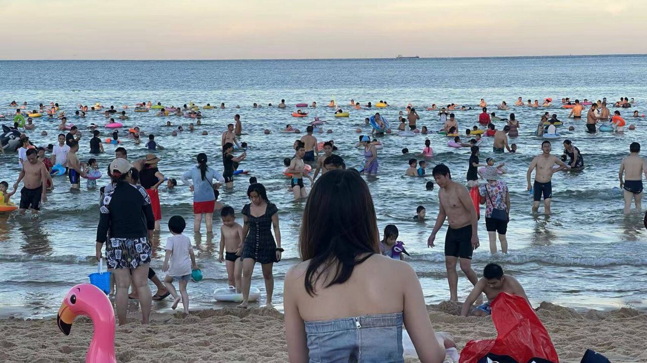 踏浪逐沙!台风过后广东汕尾红海湾旅游迅速升温,游人如织