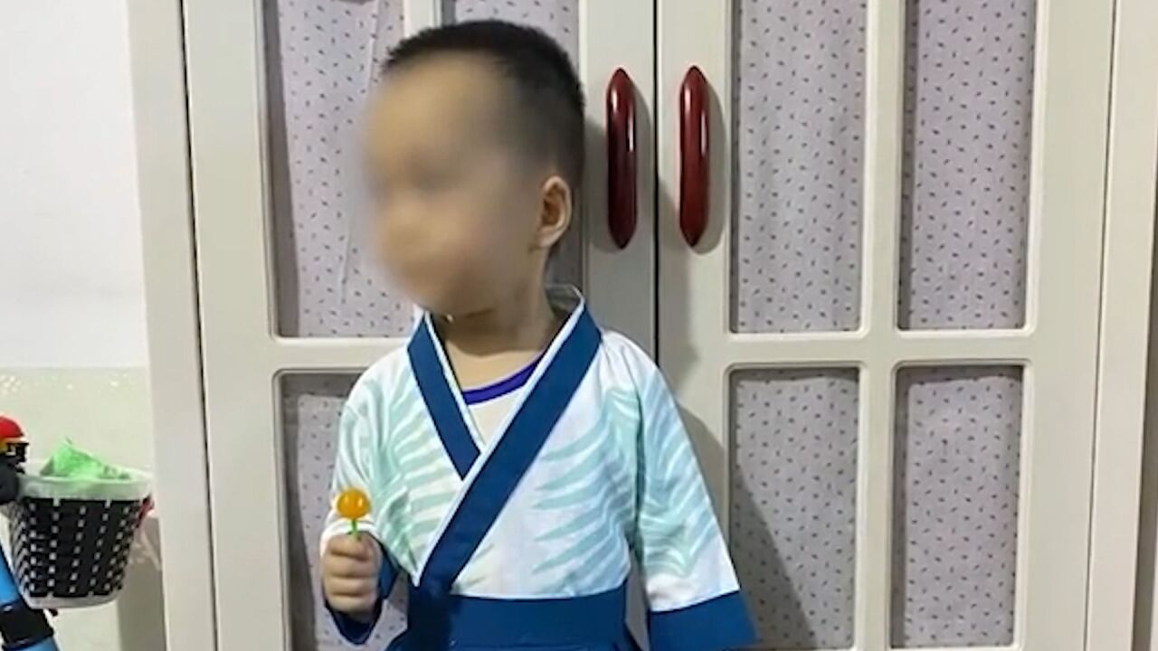 幼儿园中秋活动,妈妈花6元买布头配旧布袋为孩子缝汉服,成品惊艳