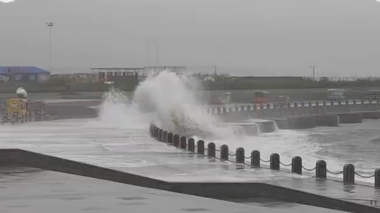 本世纪首登辽宁台风!“梅花”掀巨浪涌上大连街道部分路面积水