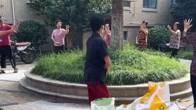 多位大爷大妈绕树“发功”,网友:这颗树的压力可太大了