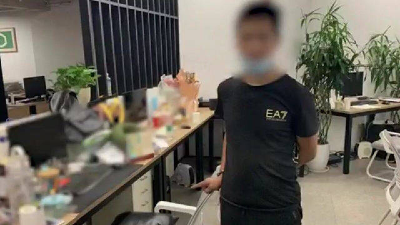 监控实拍!男子深夜偷零食不成,转偷电脑卖了换零食