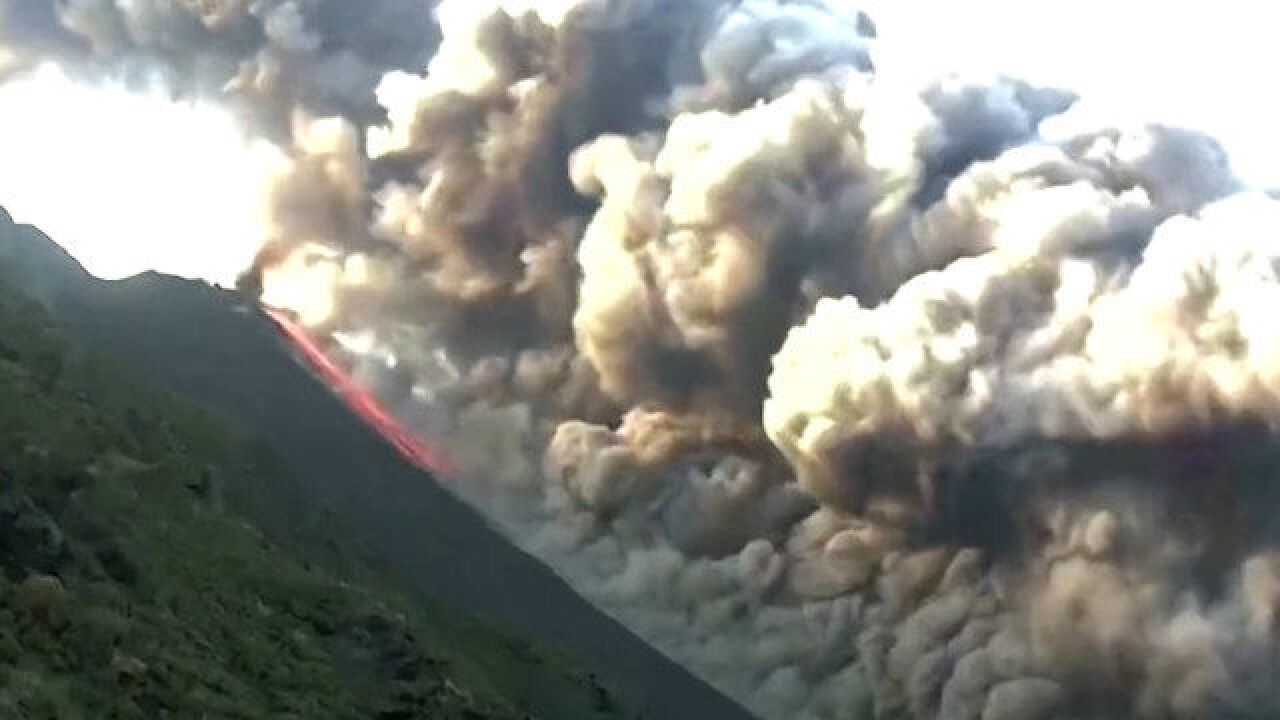 现场视频! 意大利一火山喷发:蘑菇云瞬间腾空而起 熔岩流入大海