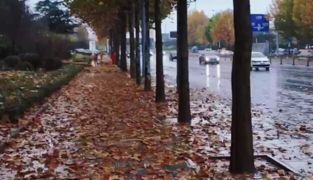 北京文明城市冬雨中的守护者