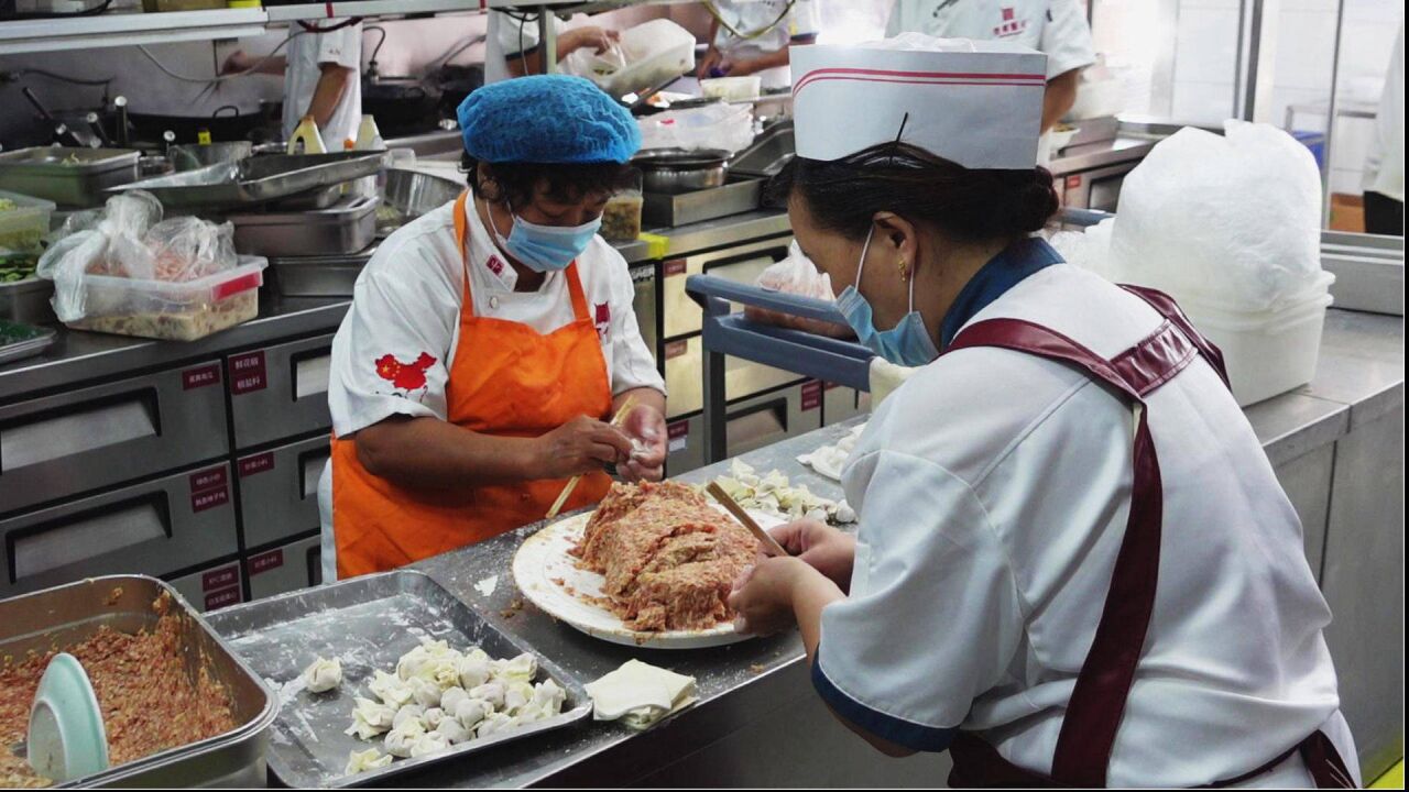 天津老牌国营饭店的早点,一碗云吞飞鸡蛋,早上六点开门就排队