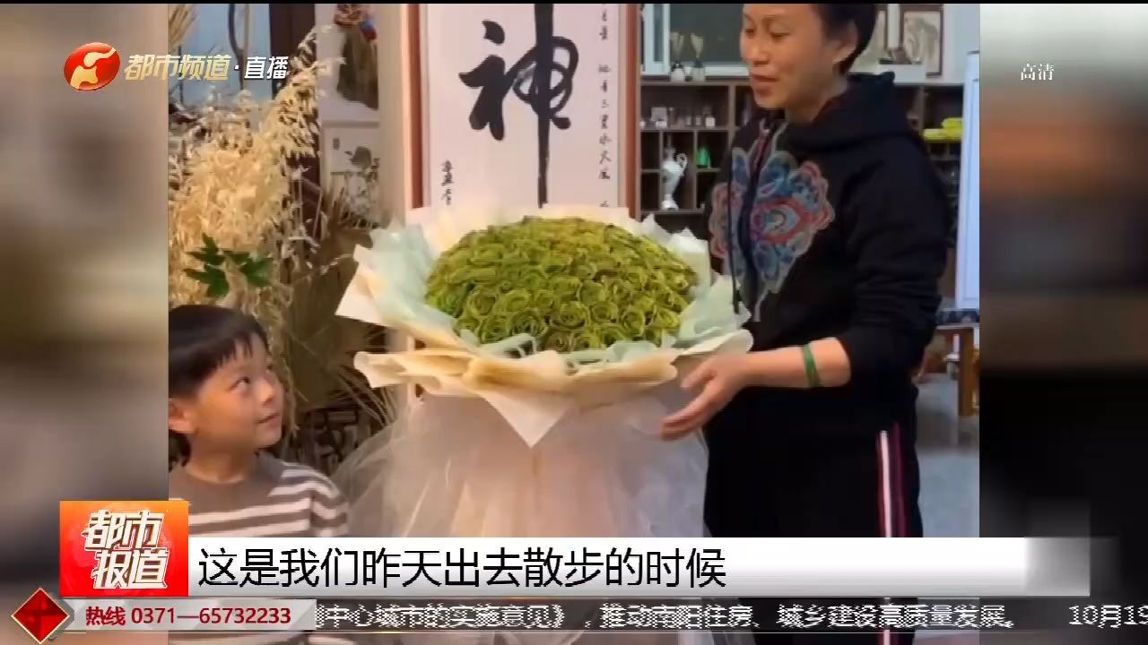 祖孙俩捡落叶作植物画,这束银杏叶玫瑰花,你想要吗?