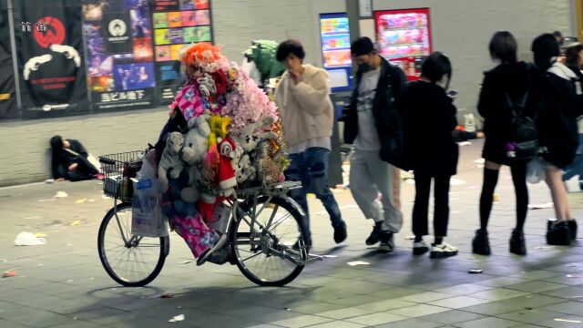 日本人过万圣节东京新宿歌舞伎町广场上身着奇装异服的年轻人.20221030