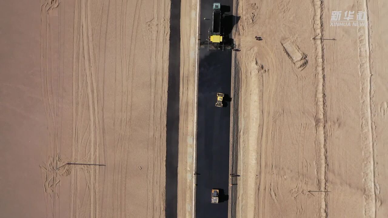 青海格茫公路扩建工程沥青路面全线贯通