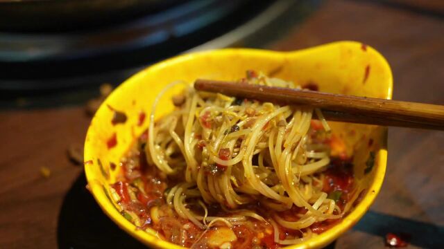 湖南邵阳美食!这里有最好吃的现炒锅底地摊火锅!