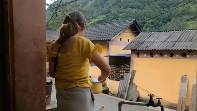 云南小山村大学生小伙是幼儿园老师,偶遇高颜值女孩问我去哪里