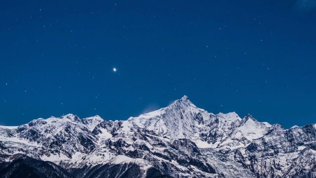 延时拍摄云南梅里雪山夜空繁星点点 似银珠镶嵌夜幕坠星落如雨