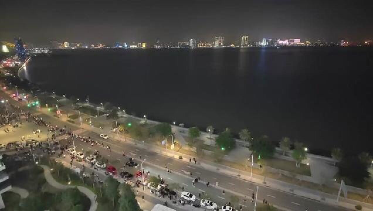 焰火晚会现场直击:沿海路段市民有序进场,静候焰火晚会~