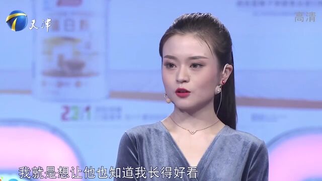 姑娘太自恋,要求男友家里的抱枕、床枕、墙绘全是她的照片