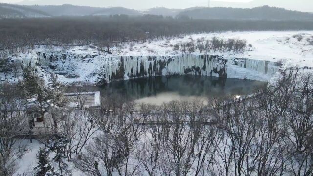 镜泊湖现百米“冰瀑”美景