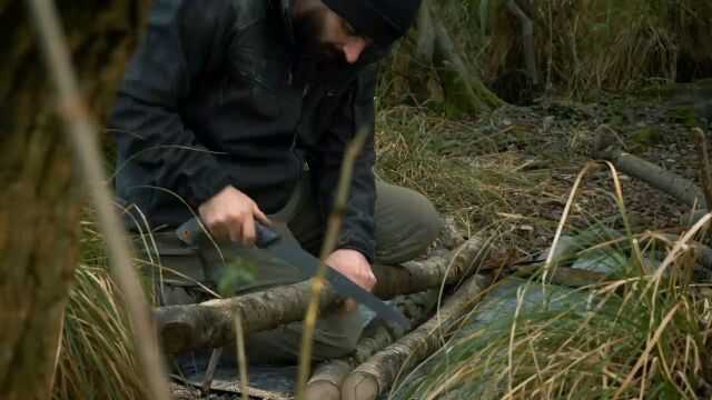 在荒地建造木材生存庇护所| Bushcraft & Campfire 烤肉