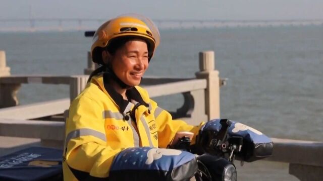 珠海41岁女外卖员因笑容治愈走红网络:浇灌自己,总会开花