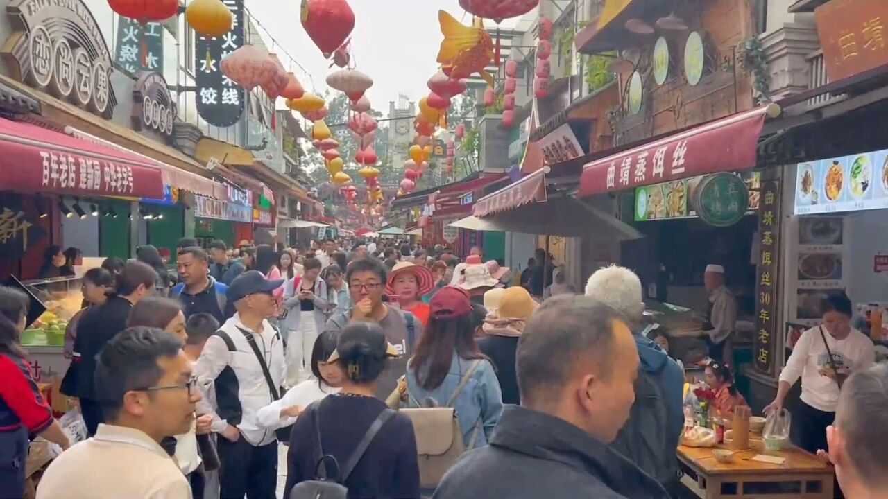 昆明:茶马花街人潮涌动