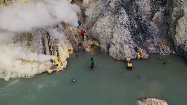 在印度尼西亚的伊真火山,遇到了一群为了家庭和责任辛苦工作的人 #印度尼西亚 #伊真火山