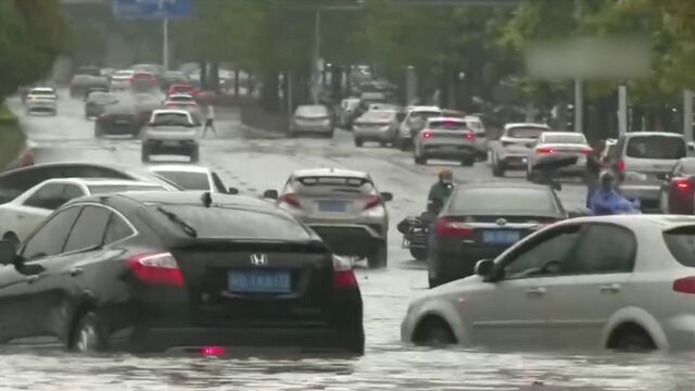 广东湛江 :受台风影响,部分路段积水 学校停课