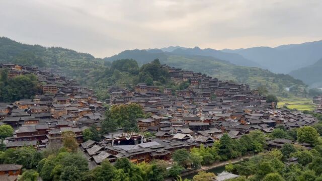 少无适俗韵,性本爱丘山.误落尘网中,一去三十年. 流水潺潺,虫鸣鸟叫,山林间薄雾,村落里炊烟,我们轻装快行,惬意人生.#总有人山高路远为你而来