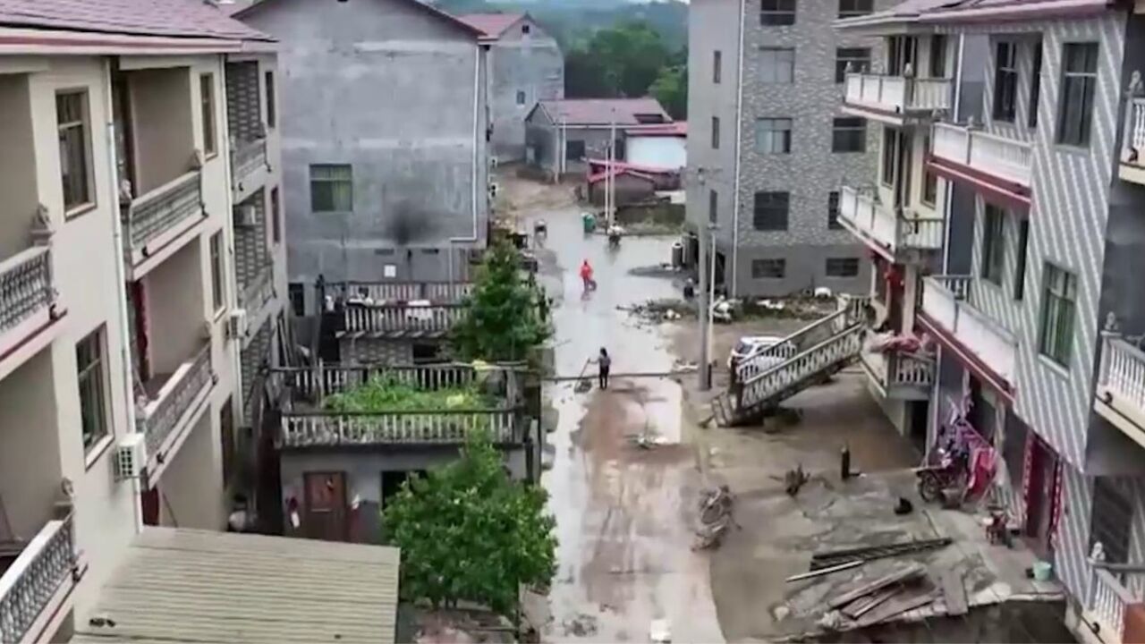 强降雨近期持续影响我国多地,江西新干:降雨停歇洪水退去,清淤消杀正在展开