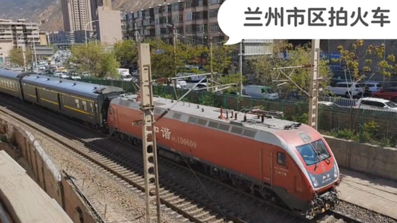 甘肃兰州,实拍Z273、T198、T307次列车先后通过兰州市区