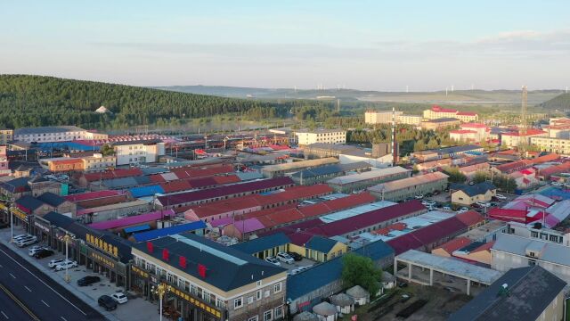 河北承德市塞罕坝林场小镇航拍,晨曦云雾缭绕,山水清新舒适