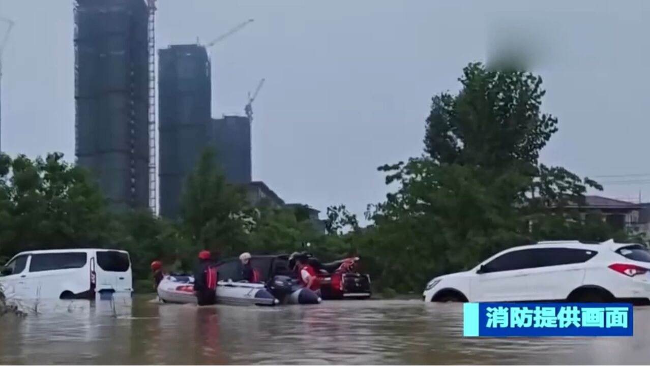 湖北红安:突降暴雨工地被淹,消防连夜营救120余人