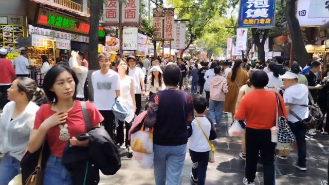 西安回民街以后不会来了!这气温一天天升高,进六月份得3540度