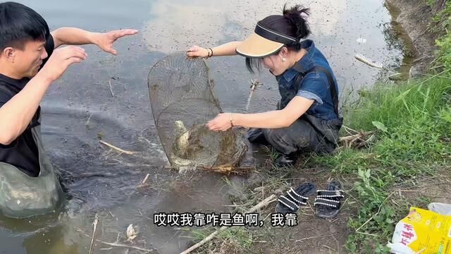 兵嫂带小兵去斗鱼,斯流网都用上了,意外收到惊喜,坐等明天爆网