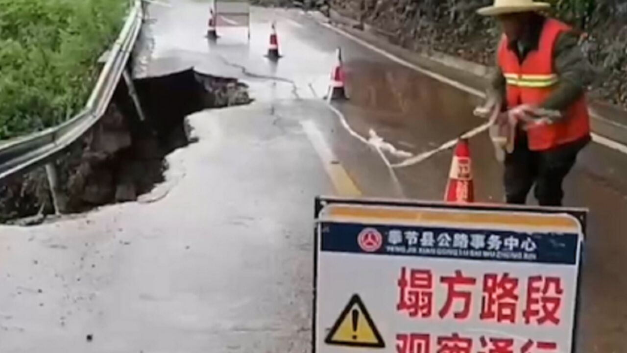 重庆奉节强降雨致多处山体塌方,道路中断